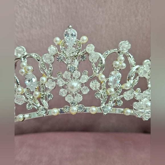 ?Vintage Inspired Silver Sparkly Tiara with Crystals And Pearls? main image 7